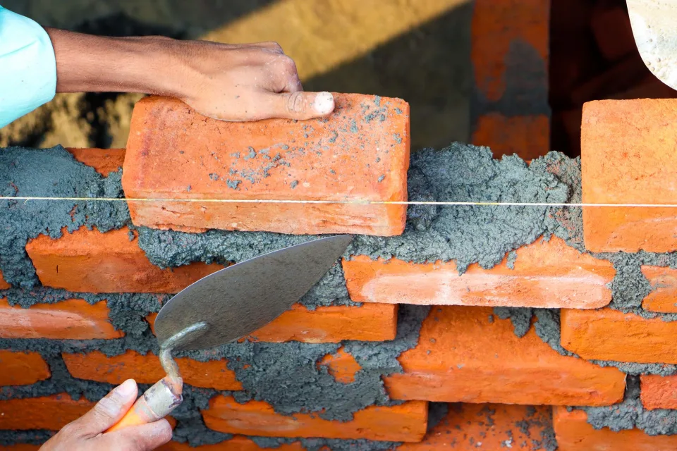Khách lấy dây thép buộc giàn giáo